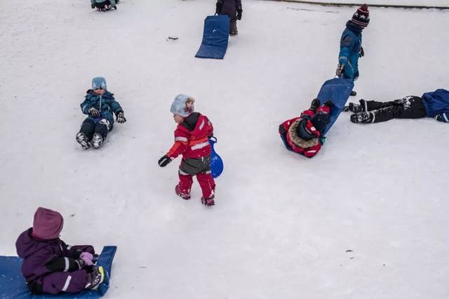 冬天时,男孩们互相按摩对方的脚. 女孩被鼓励在雪中赤脚走并大声喊叫.