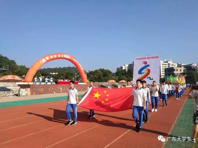 颜色以深蓝色为主  蓝白设计的校服衫最好看 水寨中学是梅州市重点