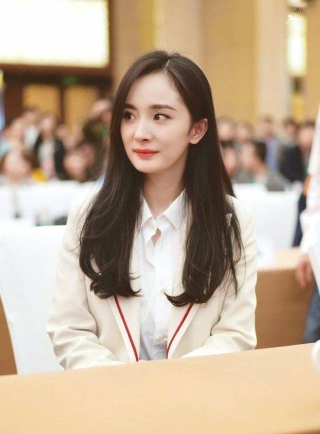 杨幂懒理传闻穿休闲装做瑜伽,看腿张开的弧度:难怪魏大勋要心动