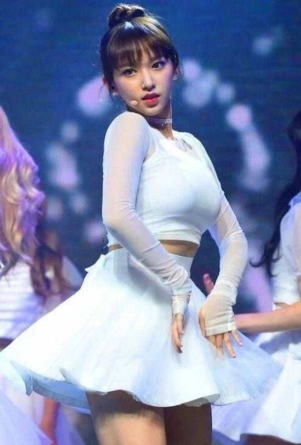 还有童颜巨乳的日本女星绫濑遥,看全身比例绝对是不胖的,脸小得所长