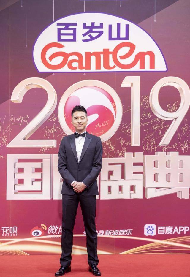 王雷这身还挺帅气的,看来男性穿西装真的能让整个人的气质变得不一样.