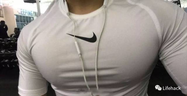 这就是胸肌撑爆衣服的快感吧