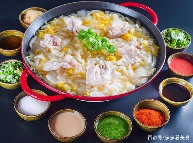 大白菜在东北可是许多调配火锅相当配 东北酸菜白肉火锅,海鲜香浓适口