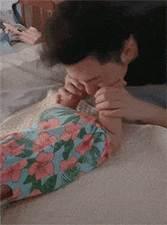 搞笑gif:昨天小姨子来我家了.老婆在厨房做饭,闲得