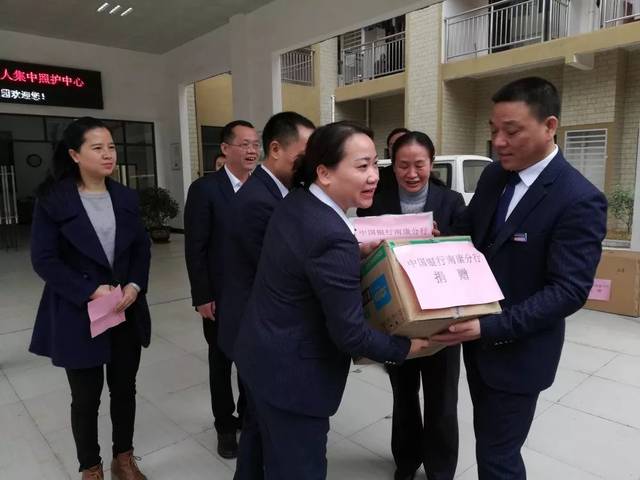 区政府副区长徐丽清为揭牌仪式做热情洋溢的致辞