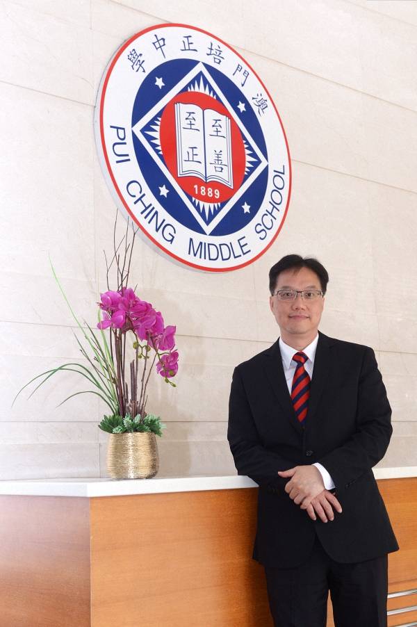 澎湃新闻今天讲述澳门培正中学校长高锦辉与澳门的回归记忆.