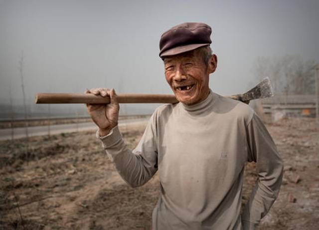 河边田地常年不长庄稼,老农民无意挖开,竟发现中国最大古墓
