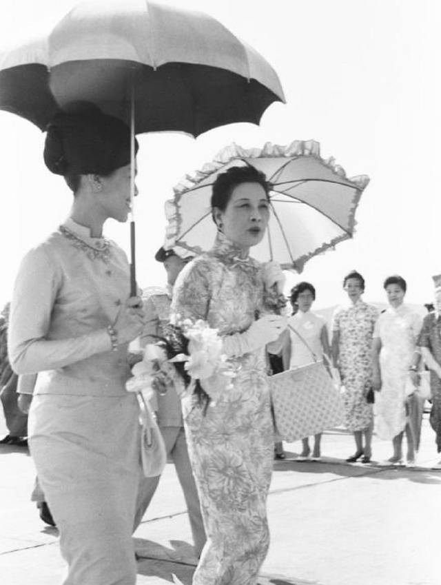 65岁宋美龄遇上31岁诗丽吉,旗袍尽显东方神韵