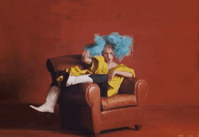 ezra miller鹅仔的女装造型更是妖娆得无与伦比.