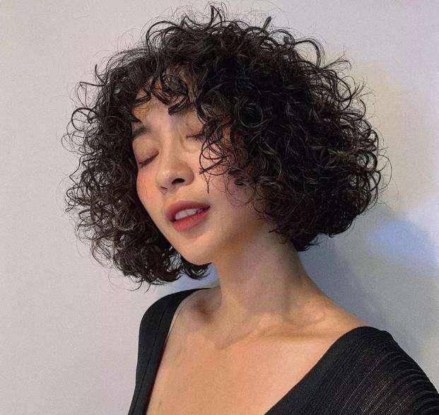 毕竟大家都以为自己做完是上图这个亚子,既显得 发量多,发根蓬松,还能