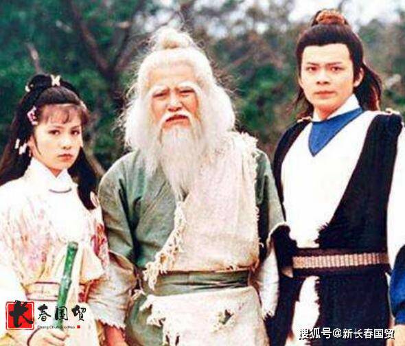 洪七公的扮演者刘丹是tvb"金牌绿叶",他1944年出生于山东威海,1977年