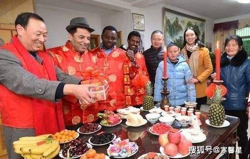 高校号召寒假带留学生“回家过年”，网友：学外语？