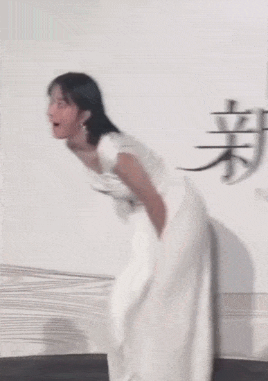 原创尴尬!张俪掀裙摆模仿玛丽莲梦露经典动作,却被吐槽像尿急找厕所