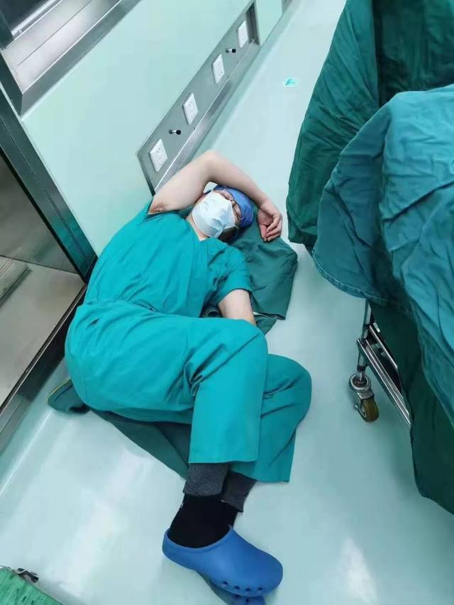 宁波医生累瘫在手术室!这张照片