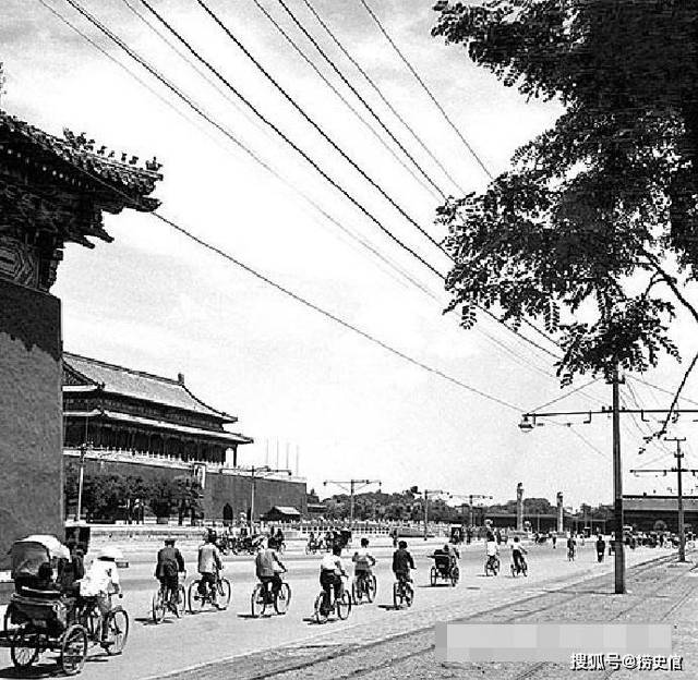 1950年6月的北京长安街街景 (天安门东西两侧的长安左门和长安右门)