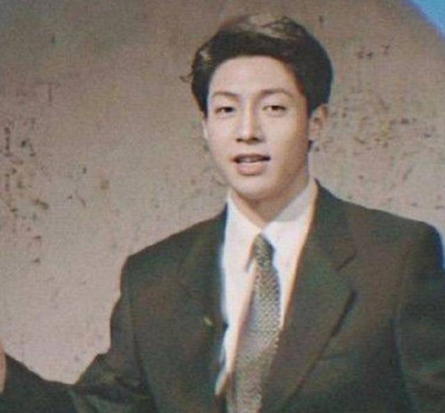 原创"央视boys"年轻旧照曝光!朱广权斯文禁欲,撒贝宁不输小鲜肉