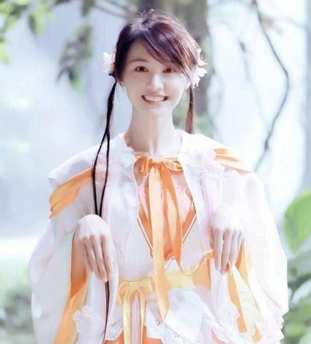 原创郑爽又穿学生装,当她现身舞台的一瞬间,观众想起曾经的楚雨荨!