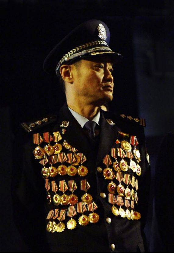 这两天,一张照片刷屏全网,一名警察,胸前挂满了荣誉勋章.
