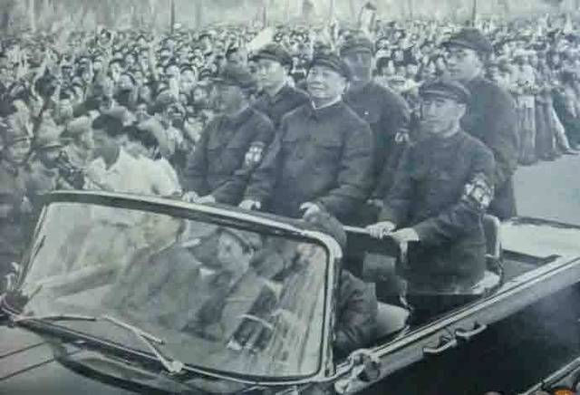 毛主席接见红卫兵走后,广场上留下许多金条,为何叶帅直呼糟了?