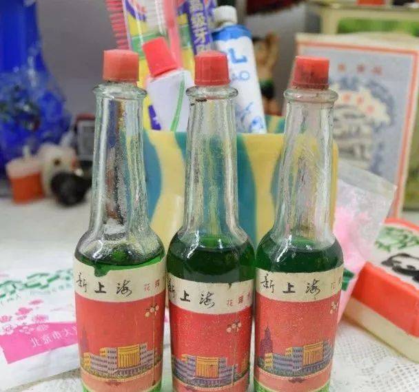 图中:老式海鸥牌洗发膏,这恐怕是我记得的第一种比较"专业"的洗头