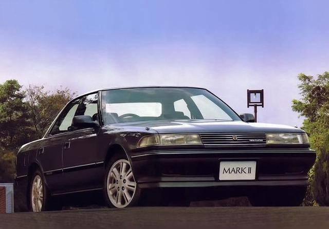 如果要说造型变化最明显的,那应该追溯到1988年的第六代mark ii,新车