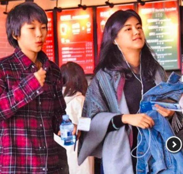 周迅当老板无架子，合影让员工站c位，李曼萱窦靖童关系好