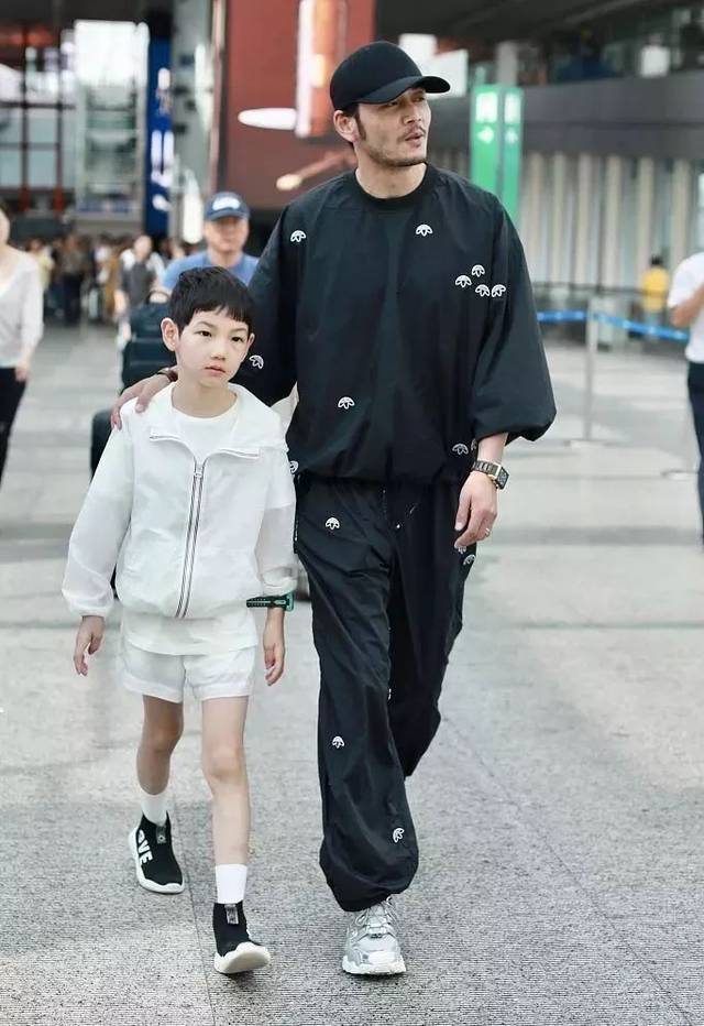 杨烁从车尾绕出去,孩子从车