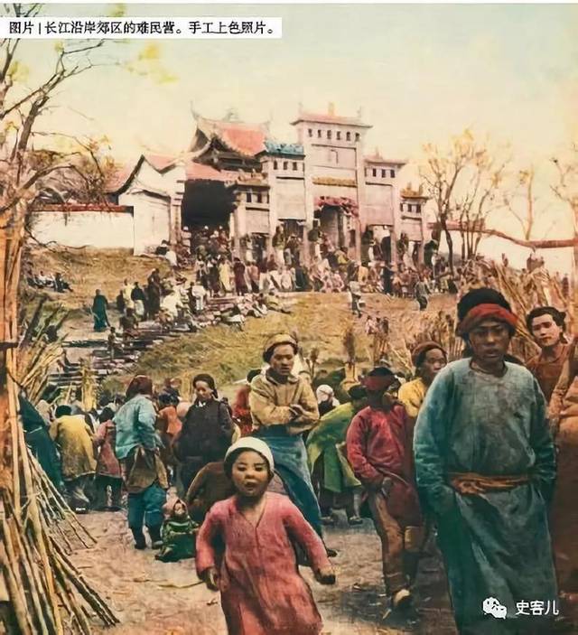 长江沿岸郊区的难民营.手工上色照片.