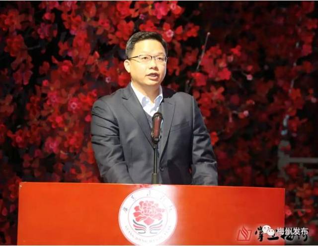梅州市委常委,宣传部部长陈晓建介绍广东汉剧振兴工作情况.