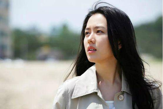 2005年,凭借《外出》,获得亚太电影节最佳女主角奖.