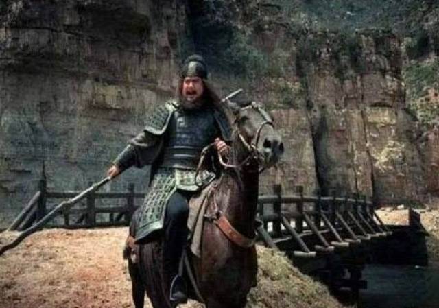 原创在长坂坡,曹军是因为张飞断了桥,才不敢冲上前去吗?