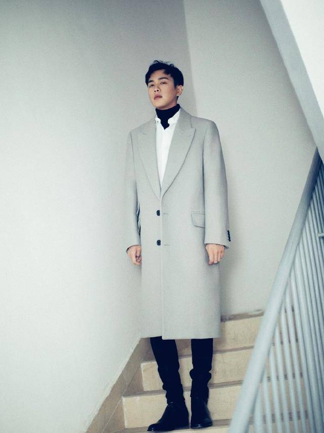 张若昀最新写真白衬衫搭配灰色大衣小范大人也可以很绅士