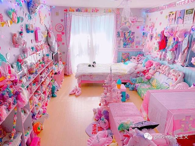 这位博主则是喜爱粉笔色与怀旧玩具的收集,粉嫩的色彩占据了整个房间