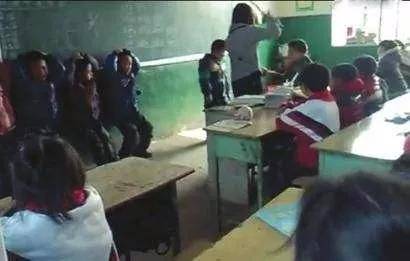 可以打屁股,打手老师可以打学生,但不能打脸也有部分网友表示必须要打