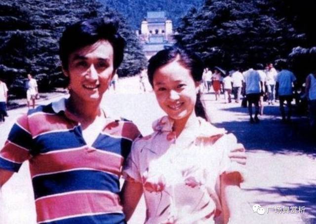 他的妻子赵丽萍也是舞蹈家,曾一起合作舞蹈《阿拉木汗》,《爱神飞舞》