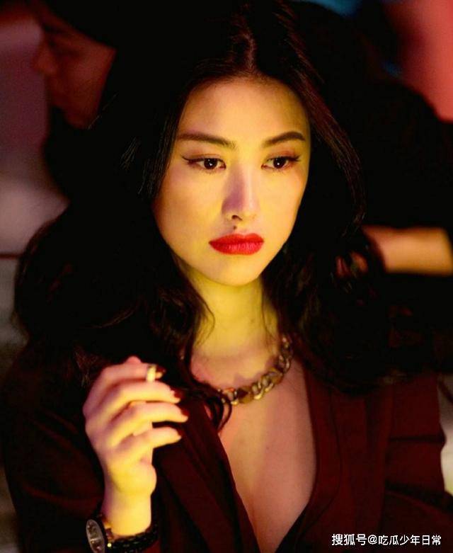但是,现在我们看到的朱珠却并没有了那颗美人痣了,而且眼睛和下巴也不