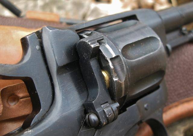 越战中的幽灵武器,唯一可以装消音器的比利时m1895左轮手枪