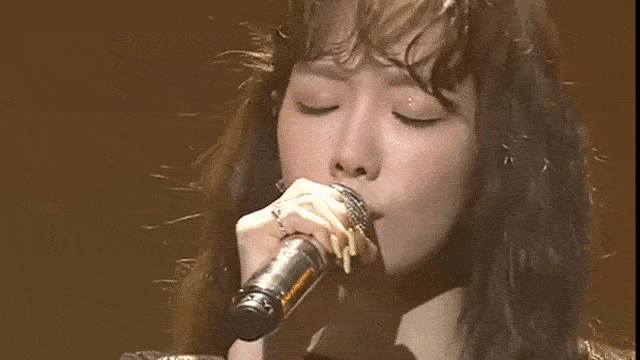 于是,她开始在网上翻看雪漫的所有演唱视频,也为那唱歌的女人身上