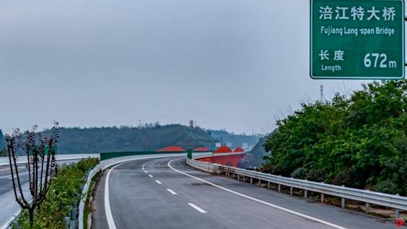 再转省道,路比较绕,速度也比较慢,而现在潼荣高速通车以后,潼南到荣昌