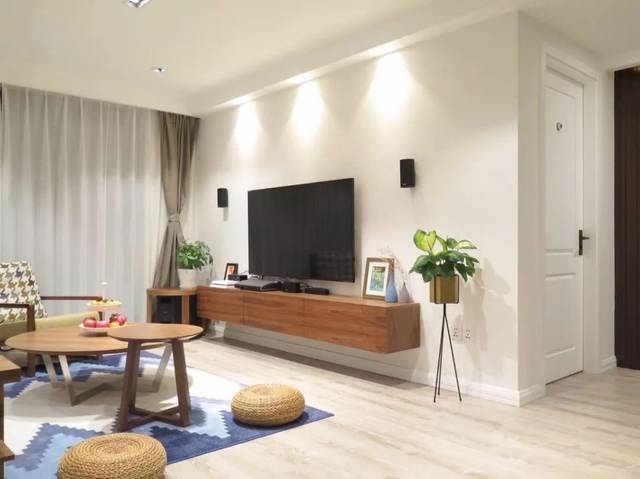 简单直接点的电视墙布置,就是在刷漆的电视墙基础,搭配上木色或白色