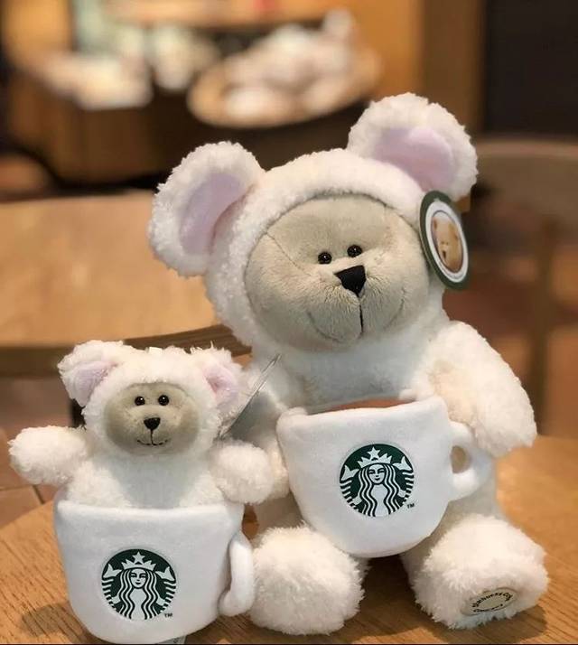 星巴克首次推出mini版小熊钥匙挂坠 两款都是