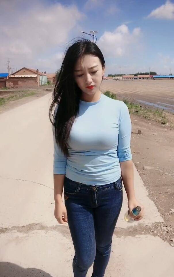 街拍小姐姐,东北美女网红,穿搭普通,却依然很有女人味!