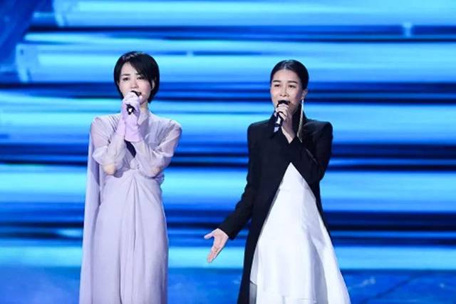 2018年,王菲和那英再次携手上春晚
