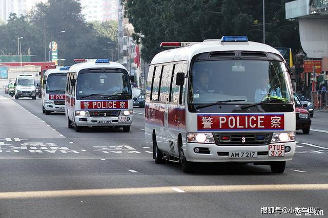 看完香港警车的"小车",我们再来看点大车,首先是香港警察的运员车.