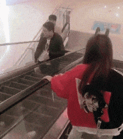 原创爆笑gif: 要是换做是我,直接跳过去就是一脚