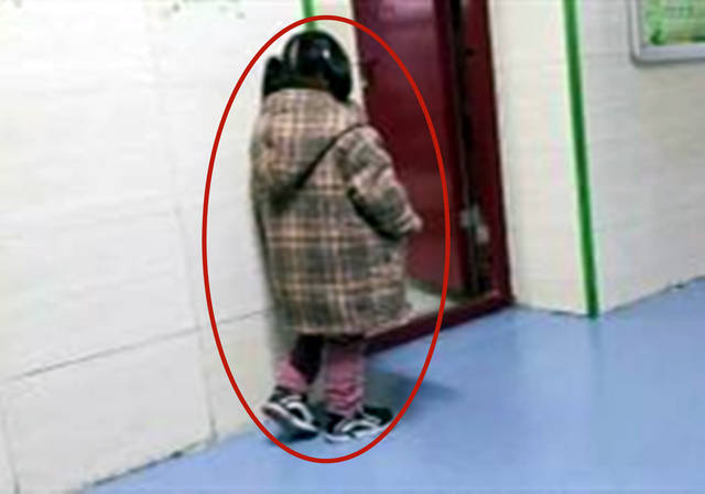 6岁女孩"罚站"等妈妈下课,网友感慨:爸爸们越来越靠不