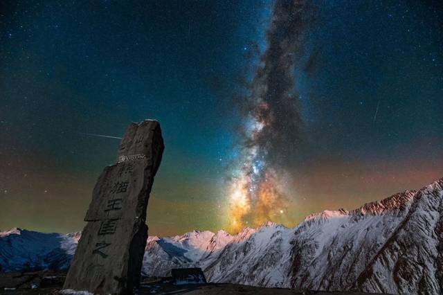 浪老师曾经一个人大半夜在零下几度跑到巴朗山拍星空,像他的名字一样