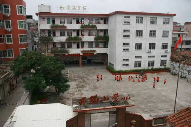 1908年,西隅小学建校时校舍 2019年西隅小学校貌 1964年,西安小学在