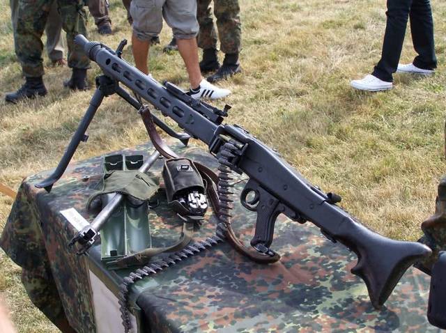 38万人民币) mkb42(h)即stg44突击步枪的原型枪,stg44是世界上第一款