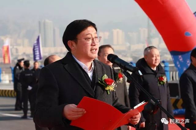 图为民和县委书记杨海林主持通车仪式
